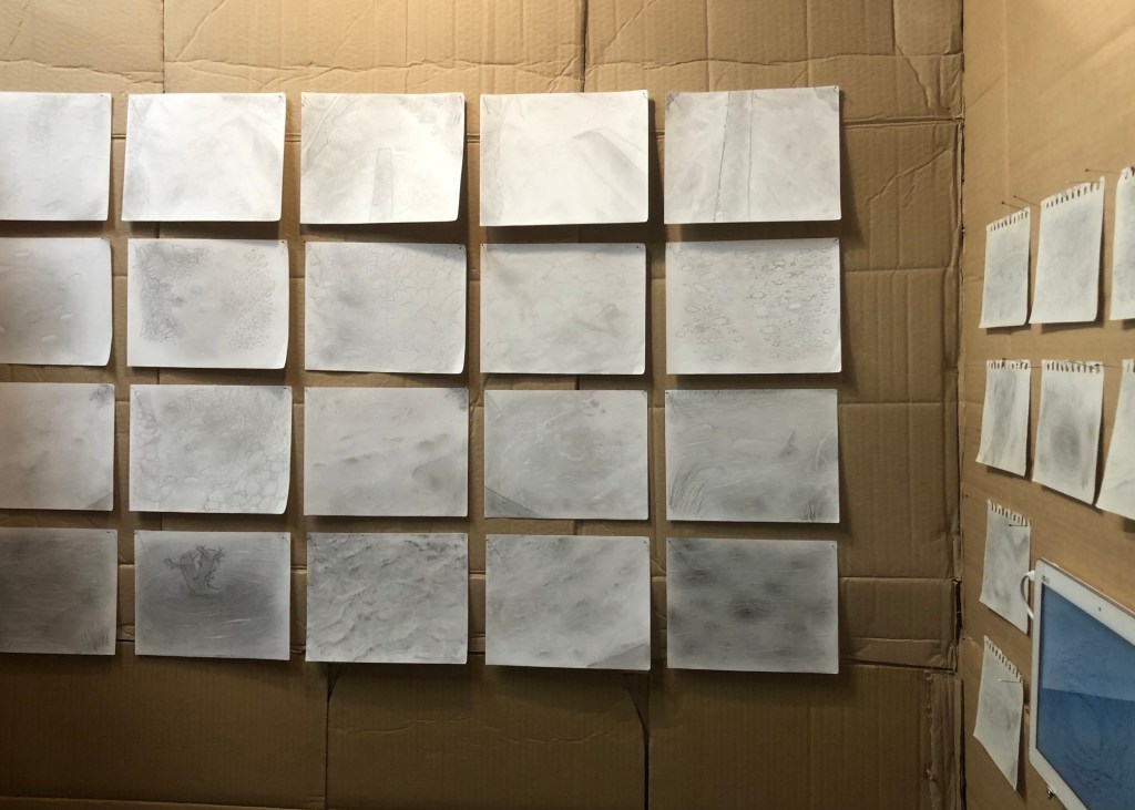 Image de l'exposition "D'aicí a Romeyer", à Die dans le cadre du travail Aiga - La cartographie sensible de l'eau de l'artiste plasticien Philippe Pitet - Mai 2026