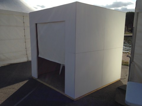 Installation "White Cub" de Philippe Pitet