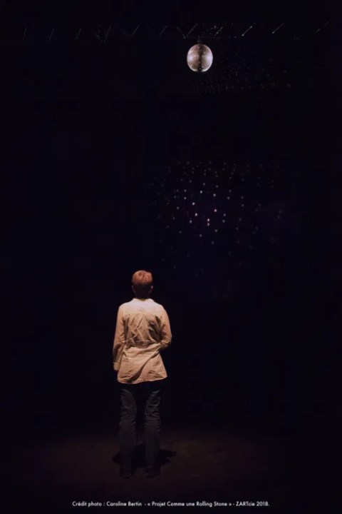 Photo d'un atelier de Philippe Pitet autour de l'occupation d'espaces et de volumes virtualisés dans le cadre d'un CLEA mené avec Zart Companie dans le Lot en 2017 et 2018 - Photo de Caroline Bertin