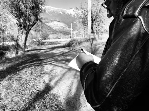 Philippe Pitet Plasticien Travaillant sur le terrain le long de la Meyrosse dans le cadre de son labeur "Aiga - La cartographie sensible de l'eau" - Photo de Thérèse Pitte