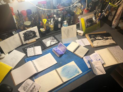 Photo de l'atelier toulousain de Philippe Pitet Artiste Plasticien avec des carnets d'"Aiga - La Cartographie sensible de l'eau"