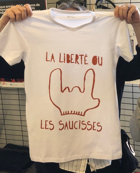 Photo d'un t-shirt avec slogan décalé "Imagerie de Combat" créé lors d'un workshop de Philippe Pitet plasticien en compganie de Combustible Numérique, avec des enfants de 9 à 12 ans