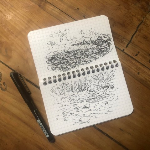 Photo de prises de notes en dessin pour les carnets de la Drôme dans le cadre de "Aiga - la cartographie sensible de l'eau" par le plasticien Philippe Pitet - Juillet 2023