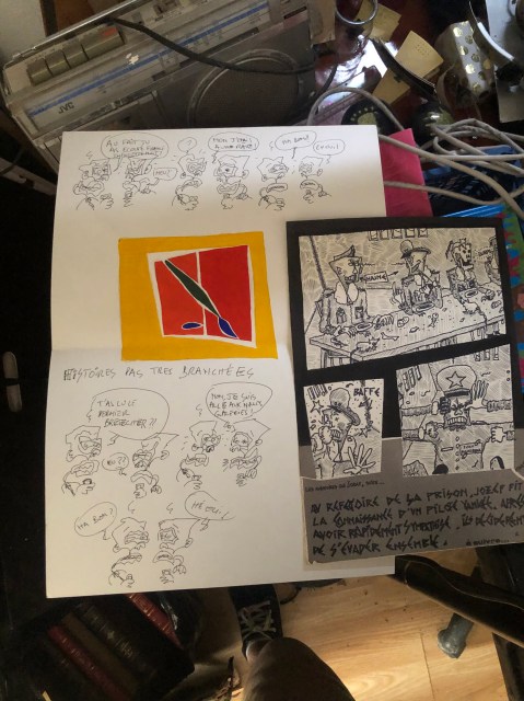 Photo du bric à brac d'archives au fond de l'atelier du Tarn (Jammalet) du plasticien Philippe Pitet.