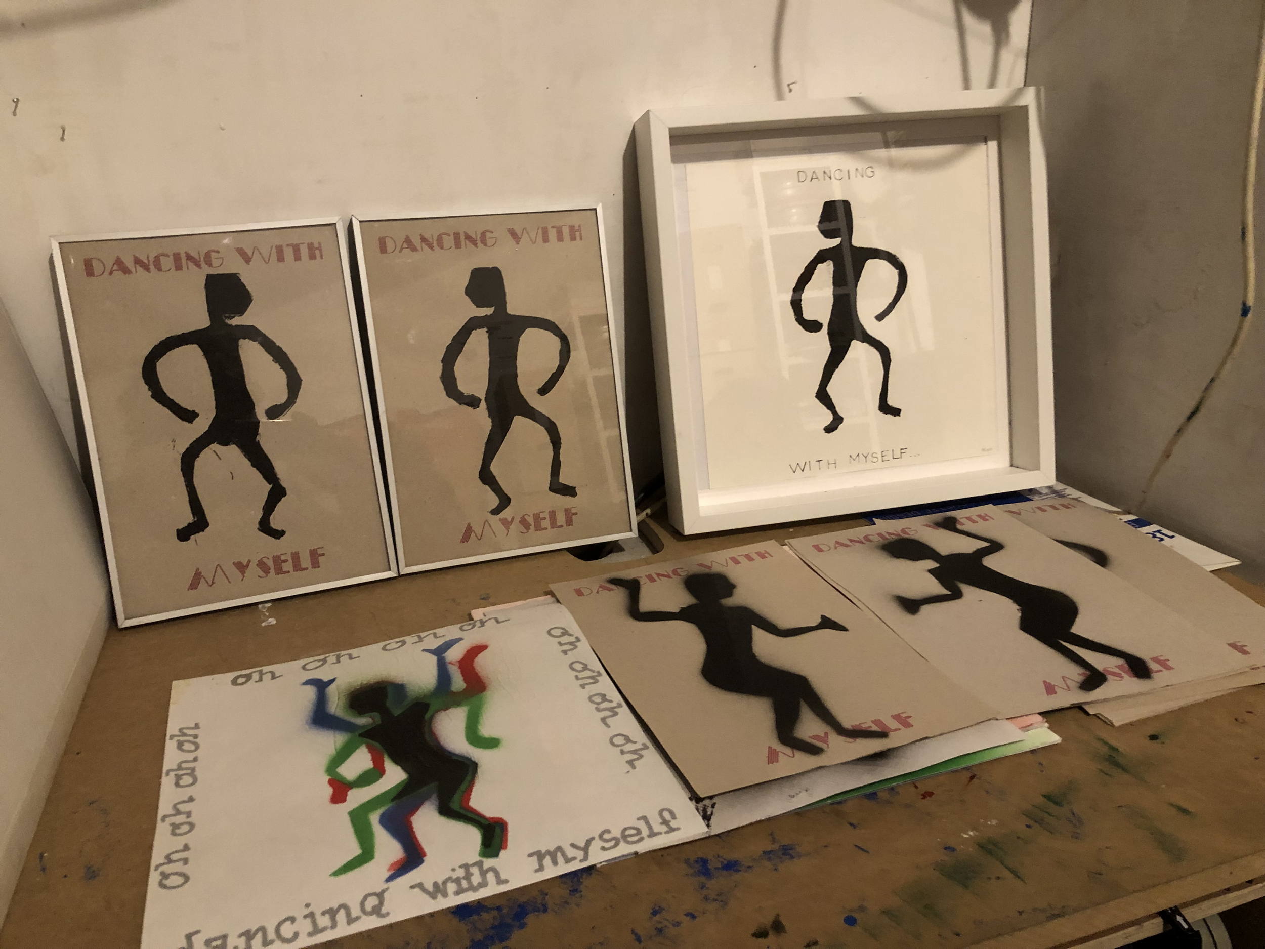 Photos d'une série de dessins et peintures au pochoir "Dancing With Myself" de l'artiste plasticien Philippe Pitet dans son atelier à Toulouse - Décembre et janvier 2024