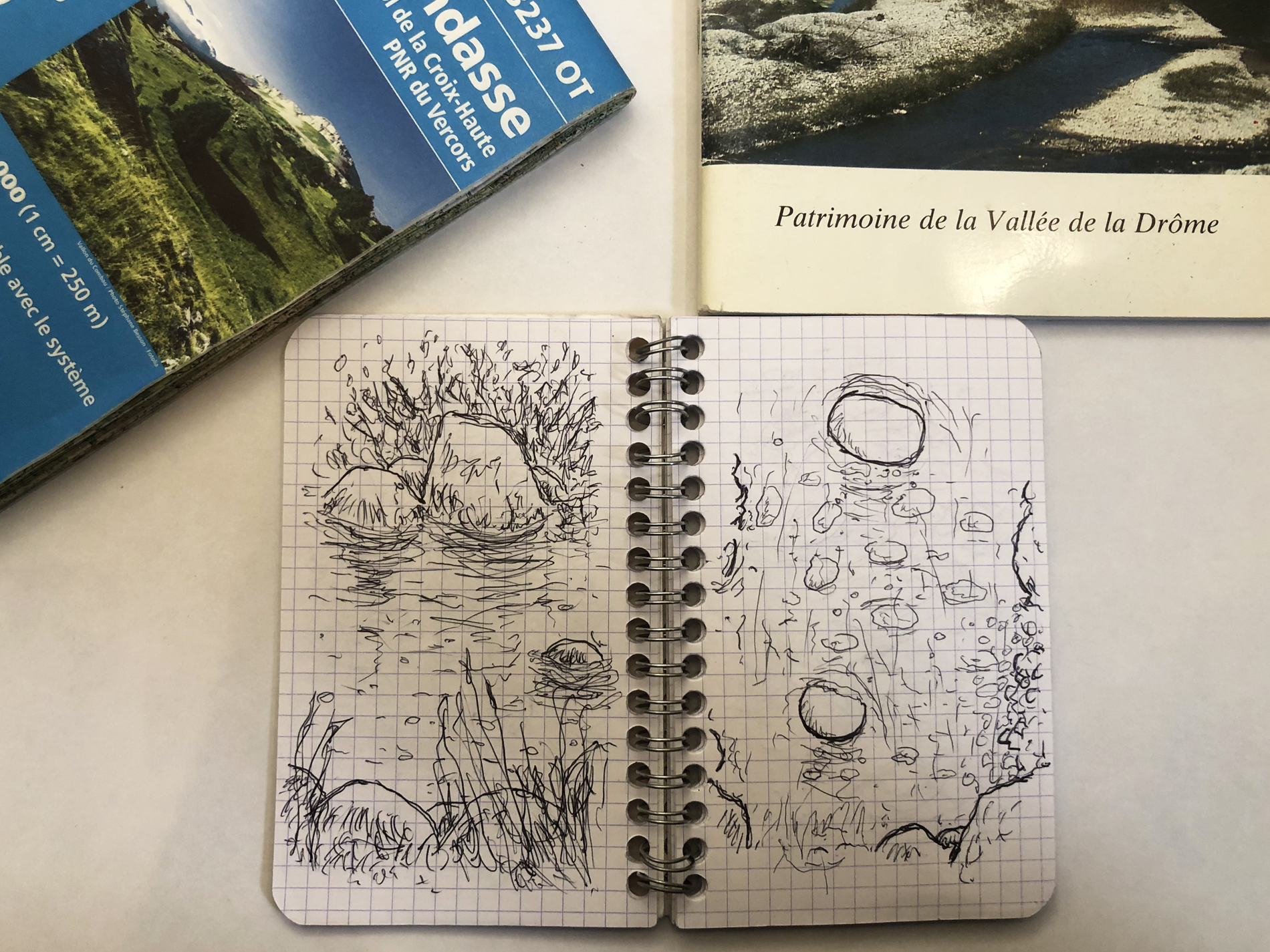 Photo d'un carnet de croquis de l'artiste plasticien Philippe Pitet - Croquis des bords de la Drôme et de ses affluents - 2024