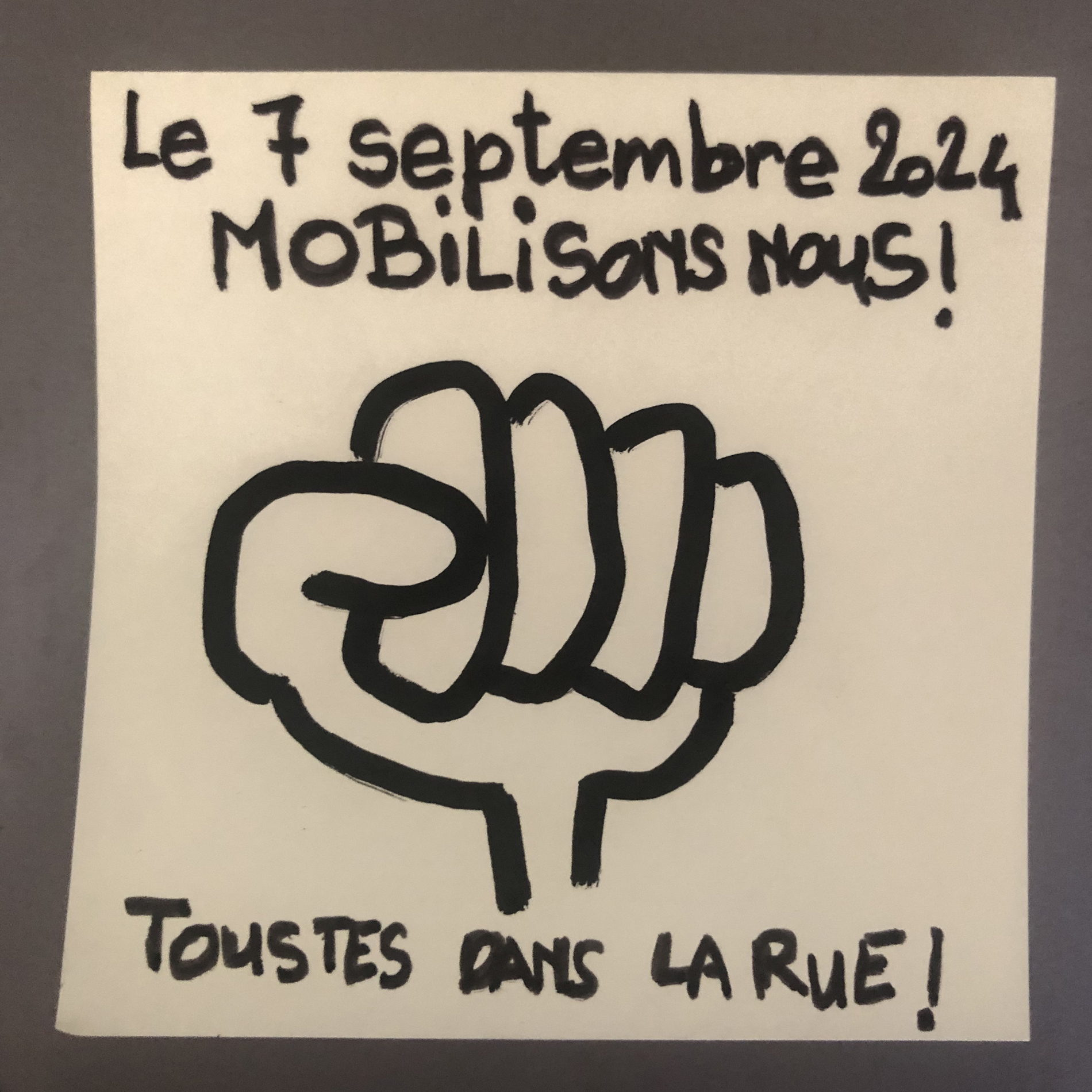 Visuel sur pense-bête collant, dessiné par le plasticien Philippe Pitet pour le collectif Art En Grève Occitanie