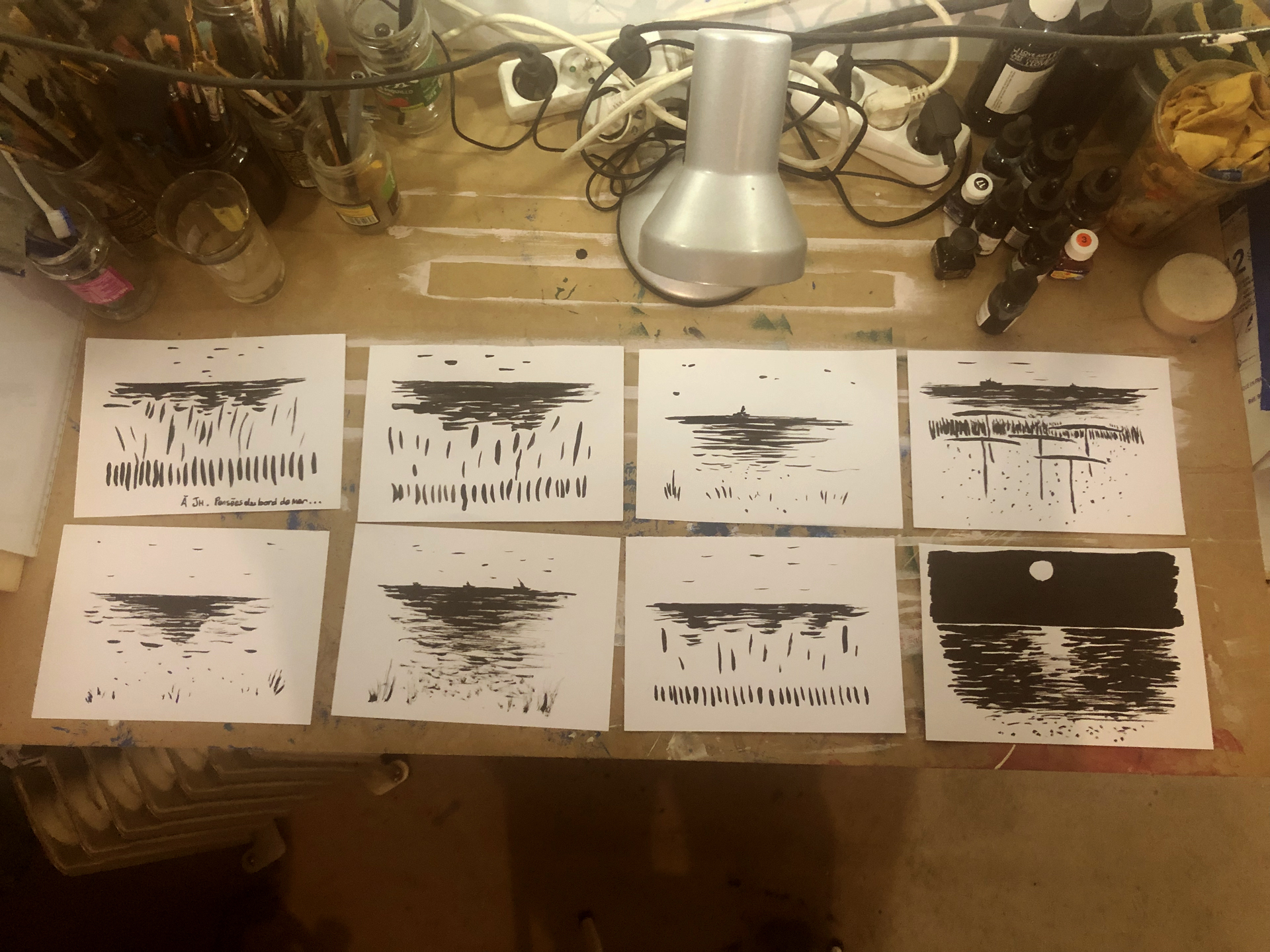 Photo d'un coin d'atelier du plasticien Philippe Pitet à l'Atelier TA - Toulouse, série de dessins à l'encre de chine "À JH, pensées du bord de mer" - 2024
