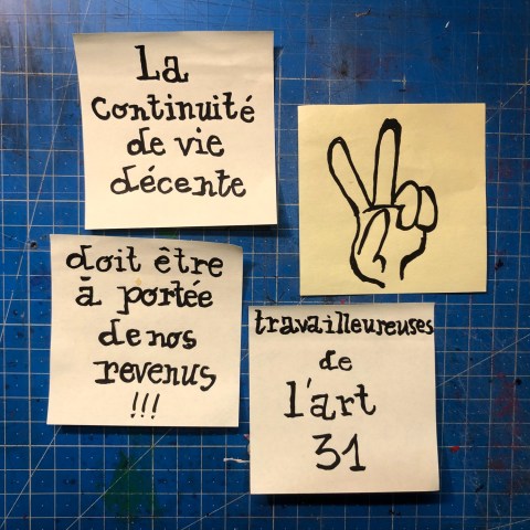 Série "Postez-le sur vos frigos" - de messages sur pense-bêtes collants réalisées par Philippe Pitet plasticien depuis 2018 dans le cadre des luttes pour la reconnaissance du statut d'artistes-auteur·ices - 2025