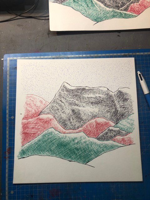 Photo de dessins aux stylos billes sur toiles : "Montanhas" de l'artiste plasticien Philippe Pitet - Stylo bille sur toile. Année 2025.