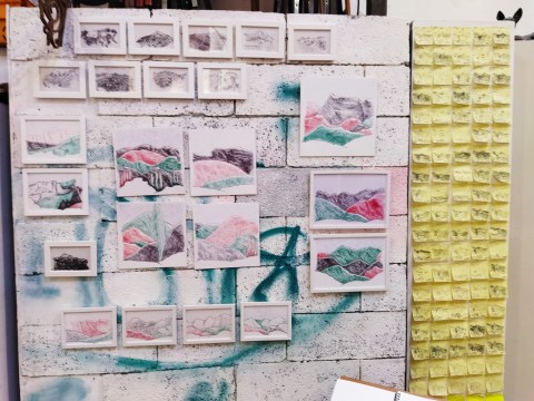 "Montanhas sus la paret", photo des carnets de dessins "Montanha" présentés lors des JAA 2025 à l'Atelier TA