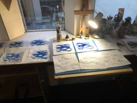 Photo de l'atelier de l'artiste plasticien Philippe Pitet, dessins préparatoires pour une animations vidéo - mai 2026